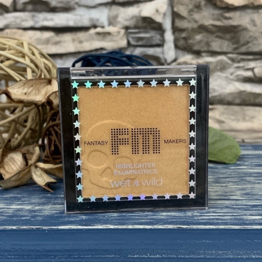 Wet n Wild Limited Edition Fantasy Maker Howlywood Skull Highlighter Illuminator